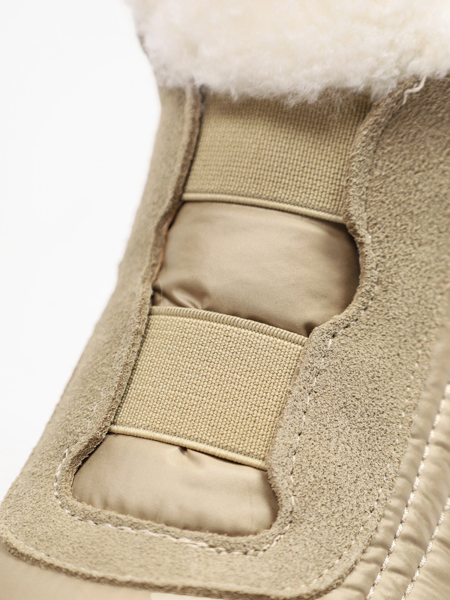 Дутики комбинированные бежевого цвета на средней платформе